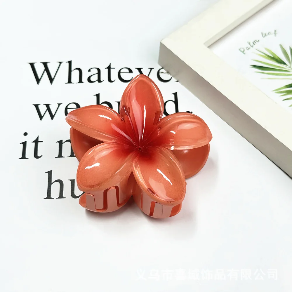 fleur en plastique rose