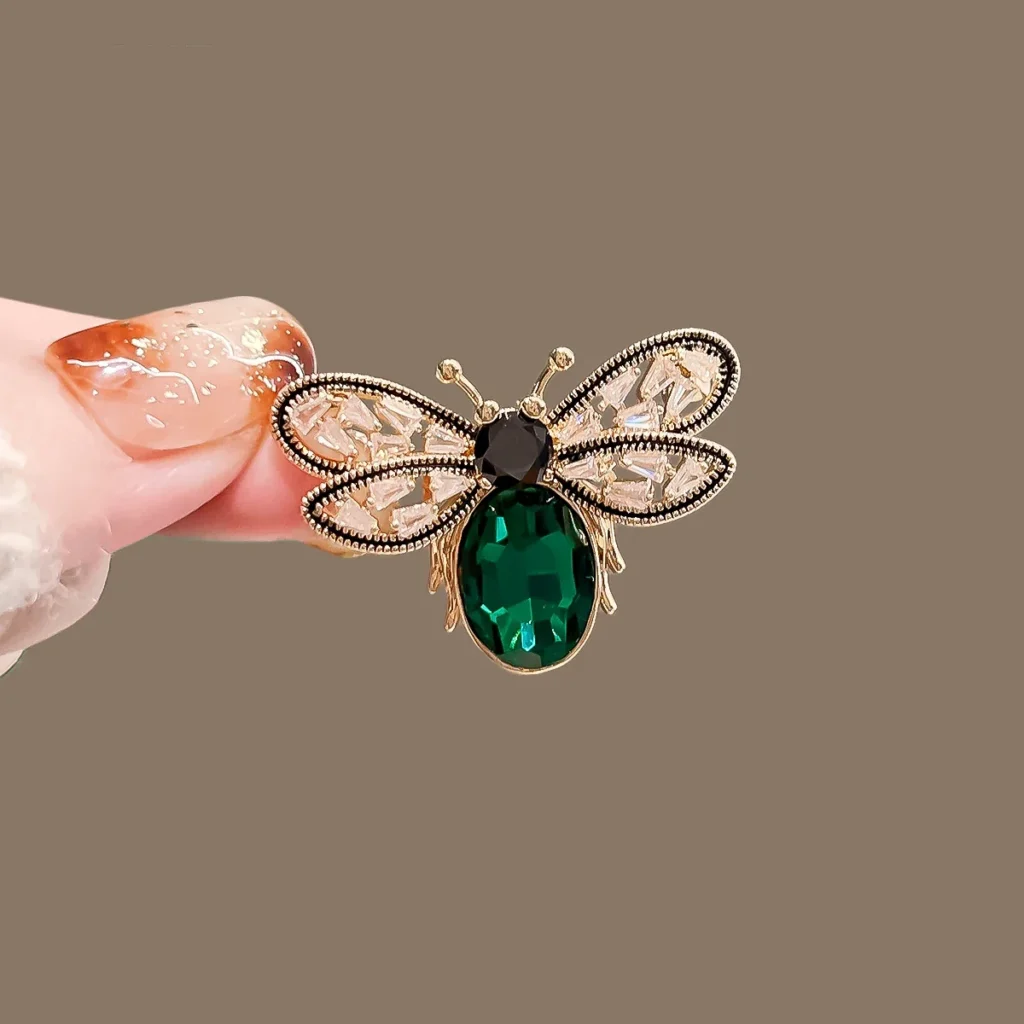 broche papillon en émeraude